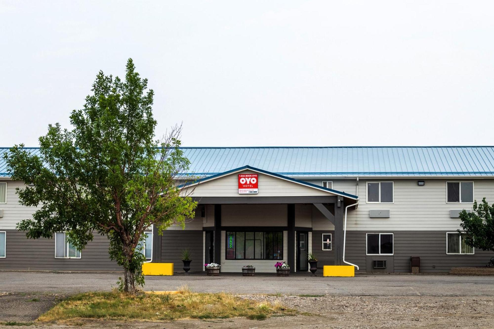 Oyo Hotel Shelby Mt Hwy 2 & I-15 ภายนอก รูปภาพ